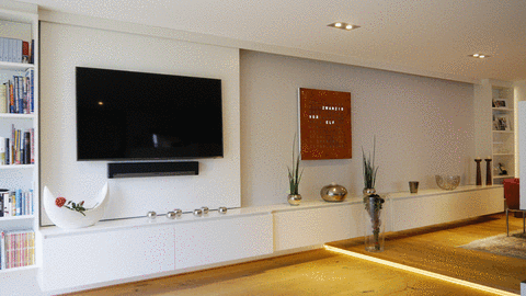 Das Panel, auf dem TV und Soundbar montiert sind, ist motorisiert und lässt sich fernsteuern.