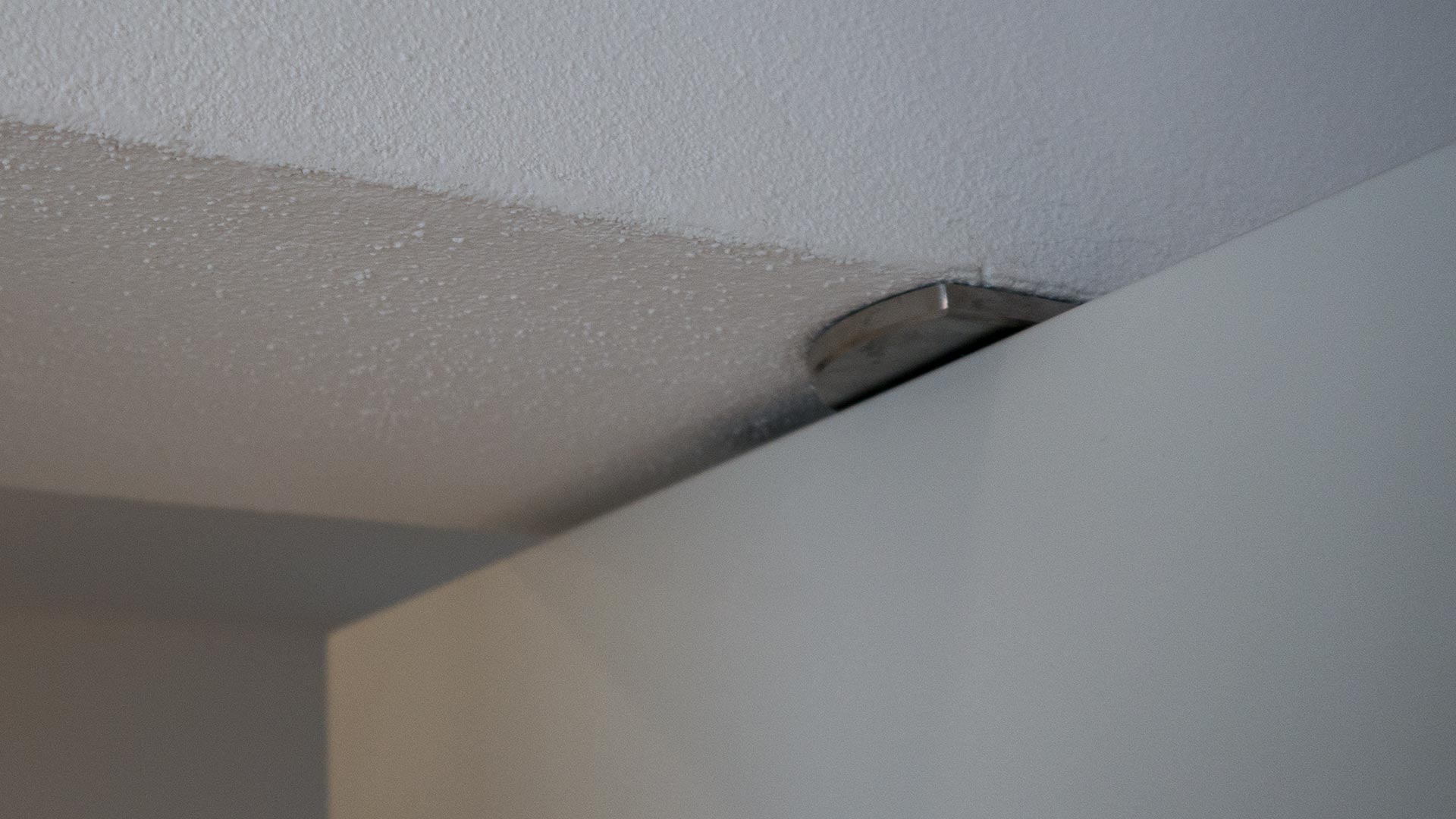 Vom Pivot-Beschlagssystem ist nur eine kleine Metallplatte sichtbar.