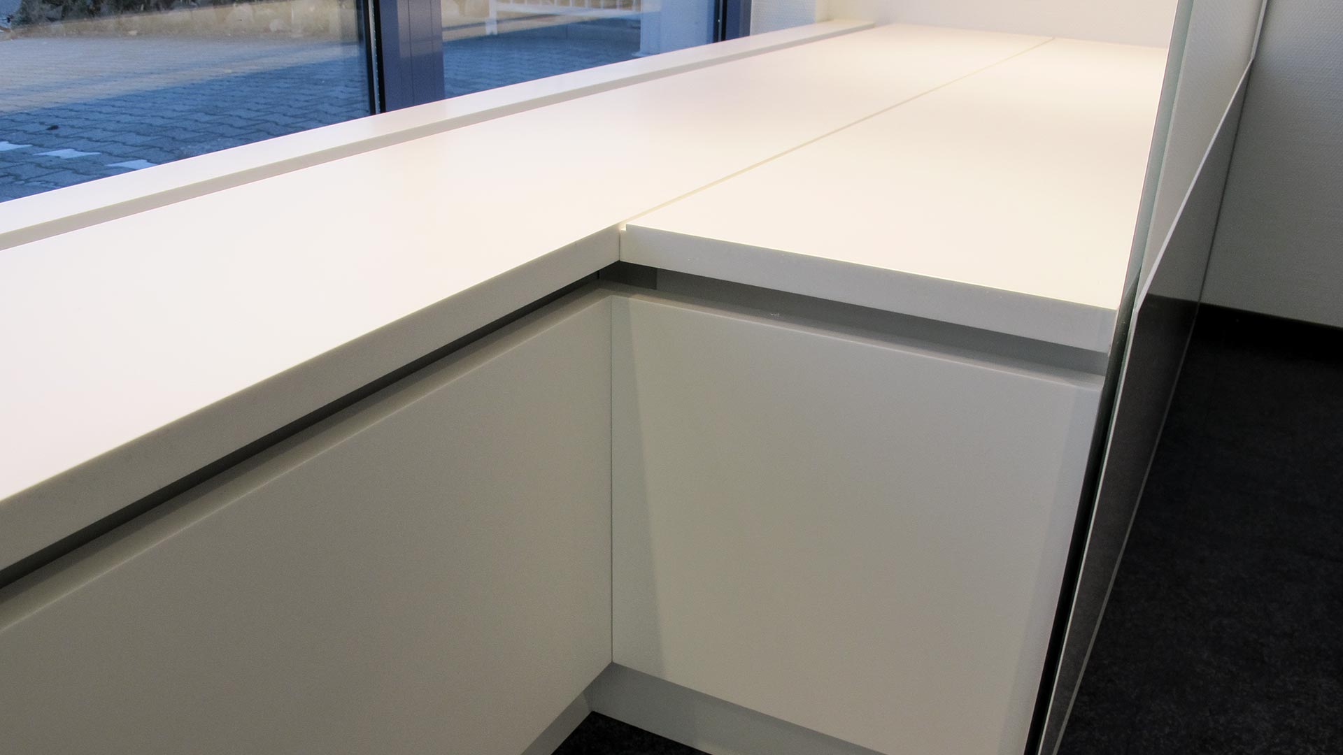 Die Konstruktion der Heizkörperverkleidung gewährleistet optimale Luftzirkulation und eine ebene Fläche für die Schaufensterdekoration.