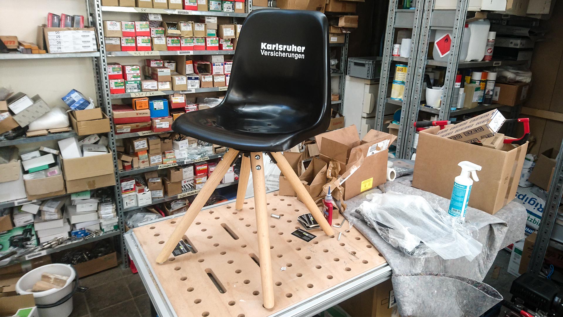 In der HMI-Werkstatt werden aus den alten Tribünensitzen echte Designerstücke.