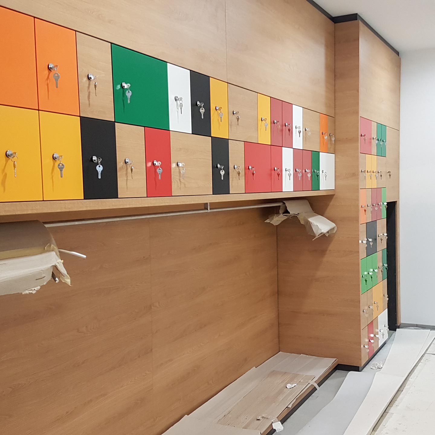 Die Farben der HPL-Oberflächen sind auf die Corporate Identity von Haribo abgestimmt.