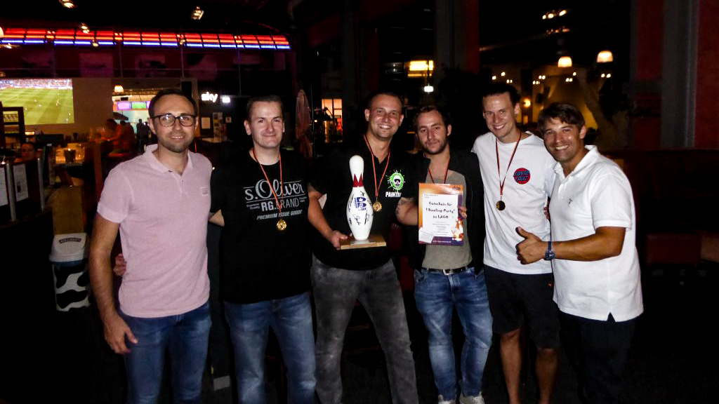 Der glückliche Gewinner beim Beyond Sports Cup 2018 im Lago Bowlingcenter hält stolz seinen Pokal in Händen.