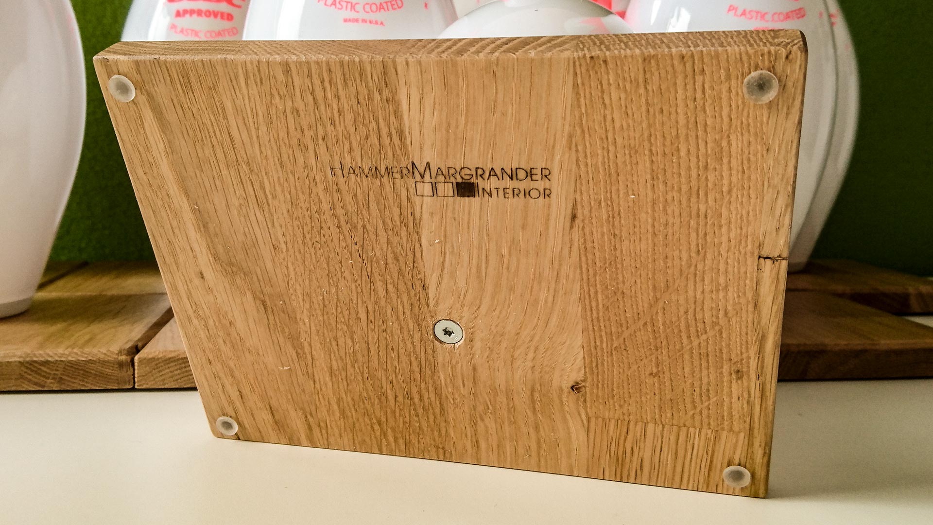 Auf der Unterseite des Fußes befindet sich ein HMI-Brandzeichen