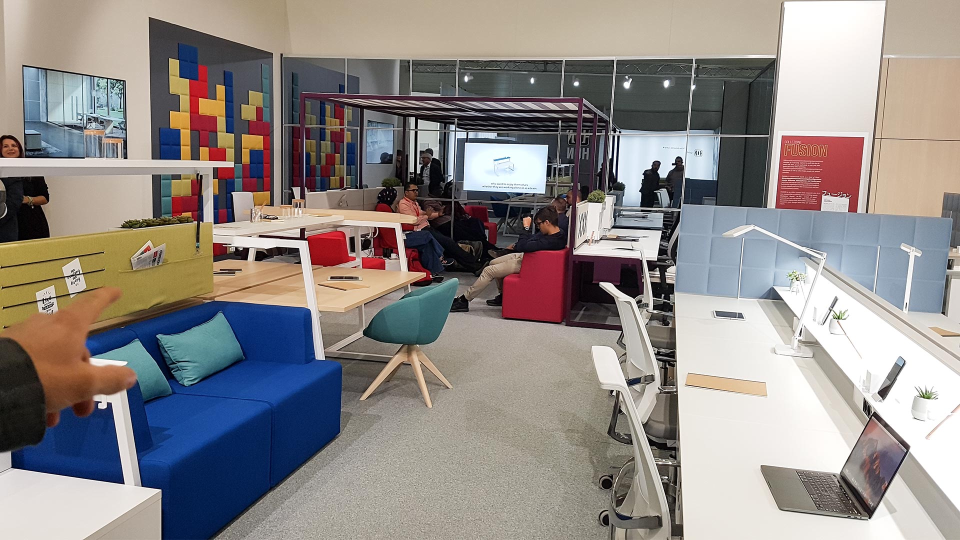 Kräftige Farben und wohnliches Design bestimmen die Exponate auf der Orgatec 2018