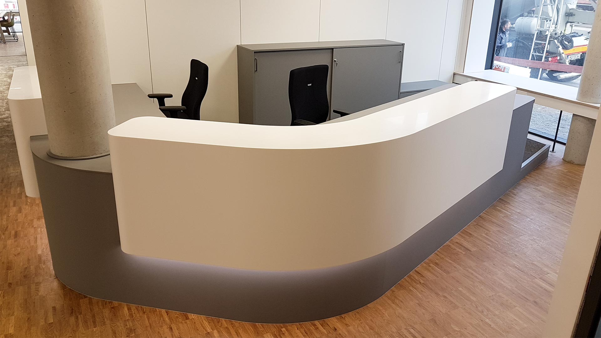 Die Matte Oberfläche und die Freiform-Aufsätze sorgen für eine edle Optik.