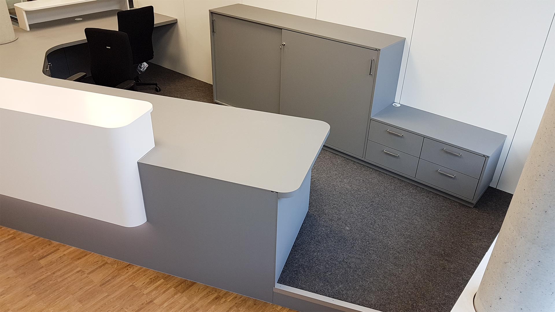 Das Podest sorgt für Ergonomie am Arbeitsplatz, die Einbauschränke für jede Menge Stauraum.