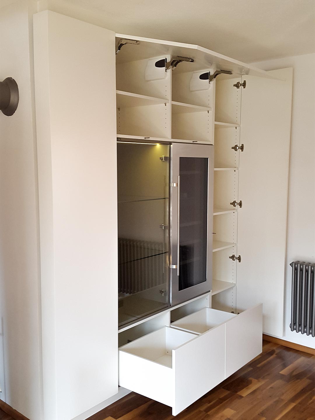 Raumhoher Einbauschrank mit Vitrinenschrank und Weinklimaschrank