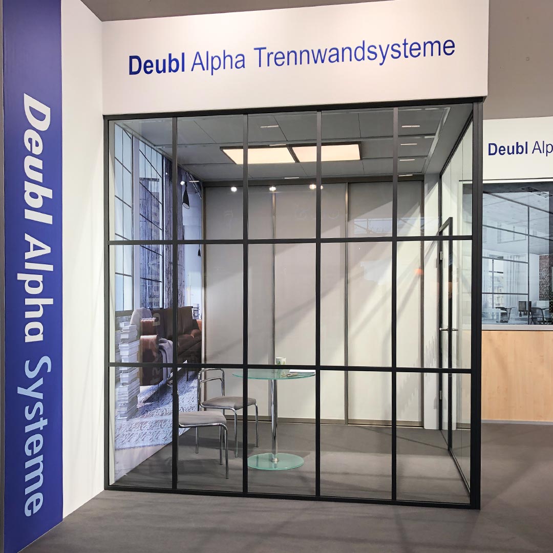 Wir waren direkt überzeugt von diesem Glastrennwandsystem mit Sprossen in schwarz von Deubl Alpha