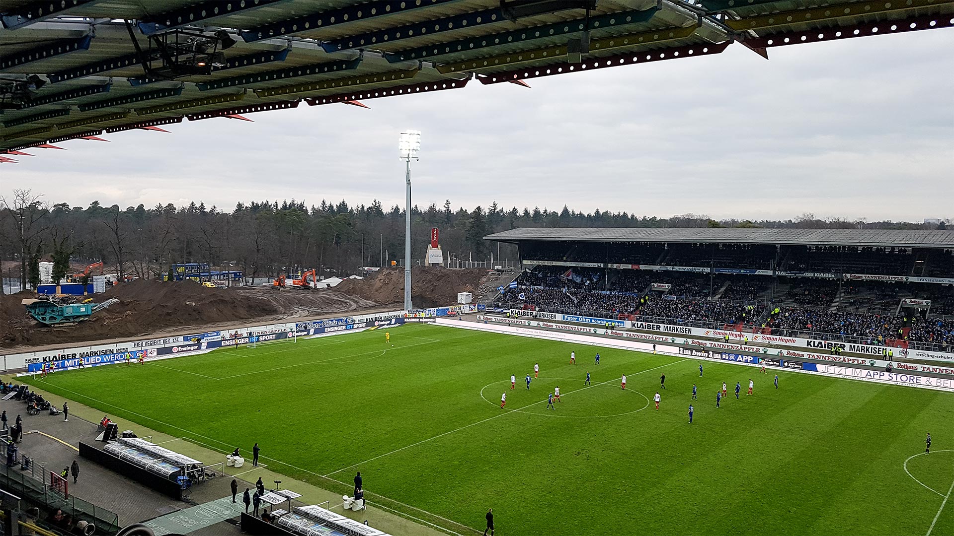 Wo einst die Blöcke A1-4 die Nordkurve bildeten, blickt man nun aus dem KSC-Stadion auf Baumaschinen und Erdhügel