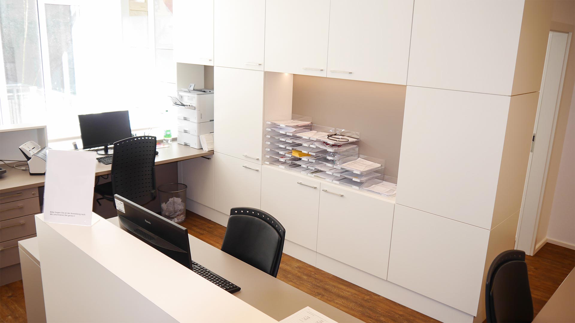 Der Einbauschrank hinter der Empfangstheke verfügt über ein beleuchtetes Ablagefach.