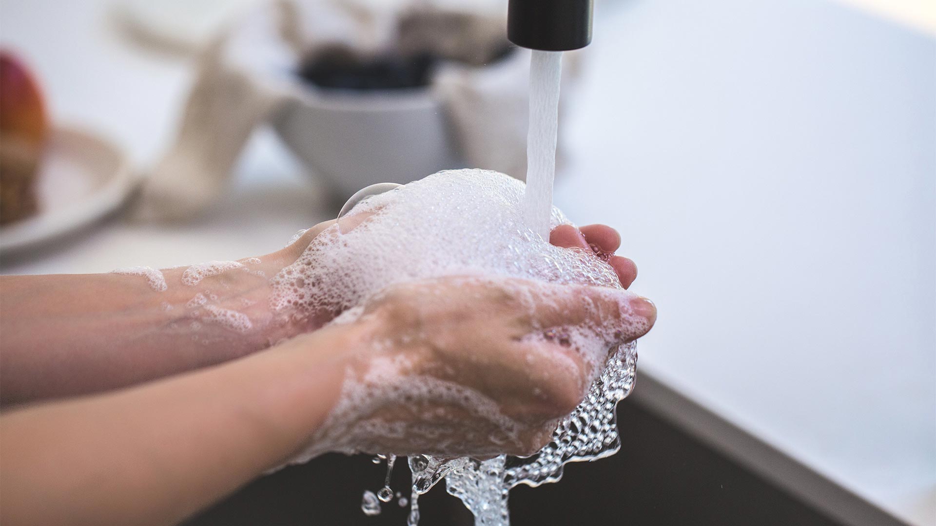 Mit Seifenwasser lassen sich materialschädigende Säuren neutralisieren.