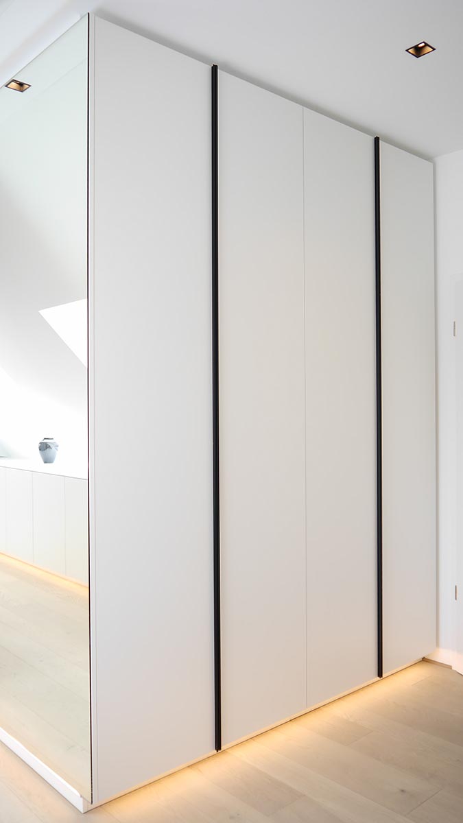 Einbauschrank im Stil von Garderobe und Schuhschrank mit schwarz pulverbeschichteten Griffleisten