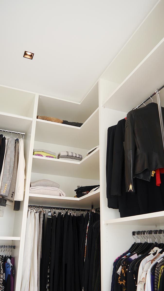 Dreigliedriger Einbauschrank mit Kleiderliften und Kleiderstangen