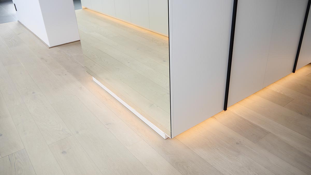 17,5 Meter indirekt beleuchteter Sockelleisten inszenieren die Ankleide effektvoll
