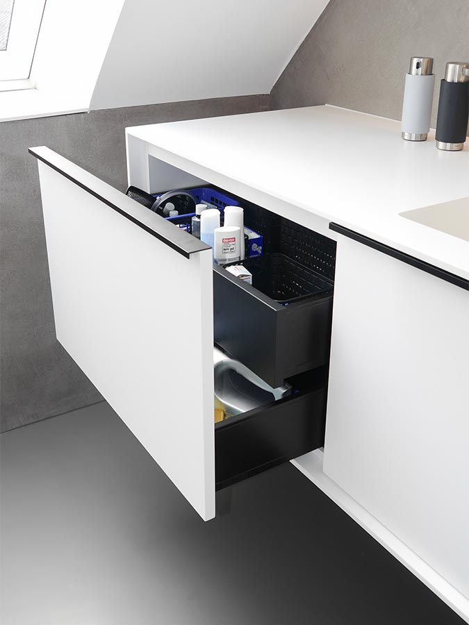 Auch im Masterbad finden sich schwarze Schubkästen im Waschtisch