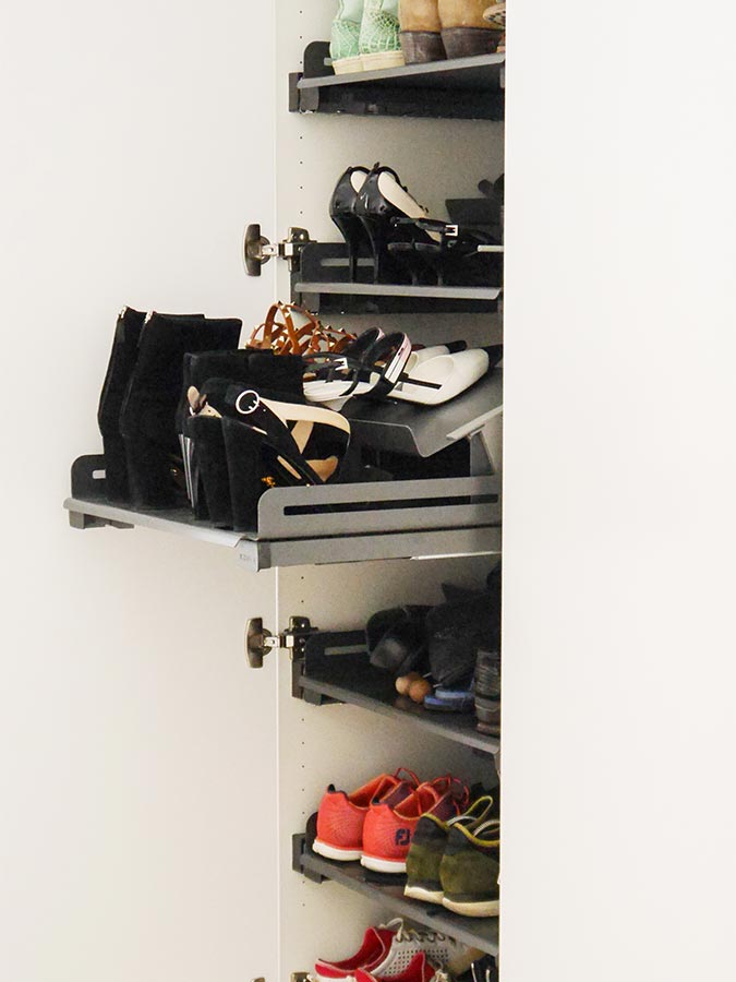 Das Schuh-Organisationssystem bietet in mehreren Auszügen Platz für etwa 48 Paar Schuhe