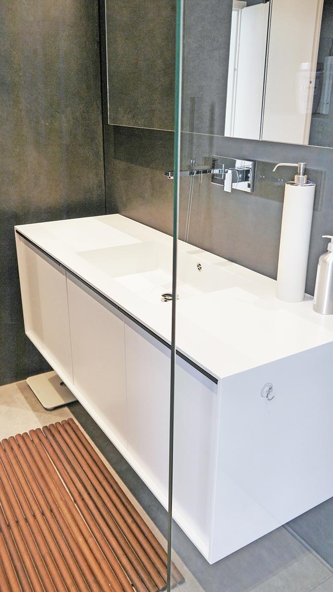 Waschtisch mit Mineralwerkstoff-Rahmen und Wand in Beton-Optik