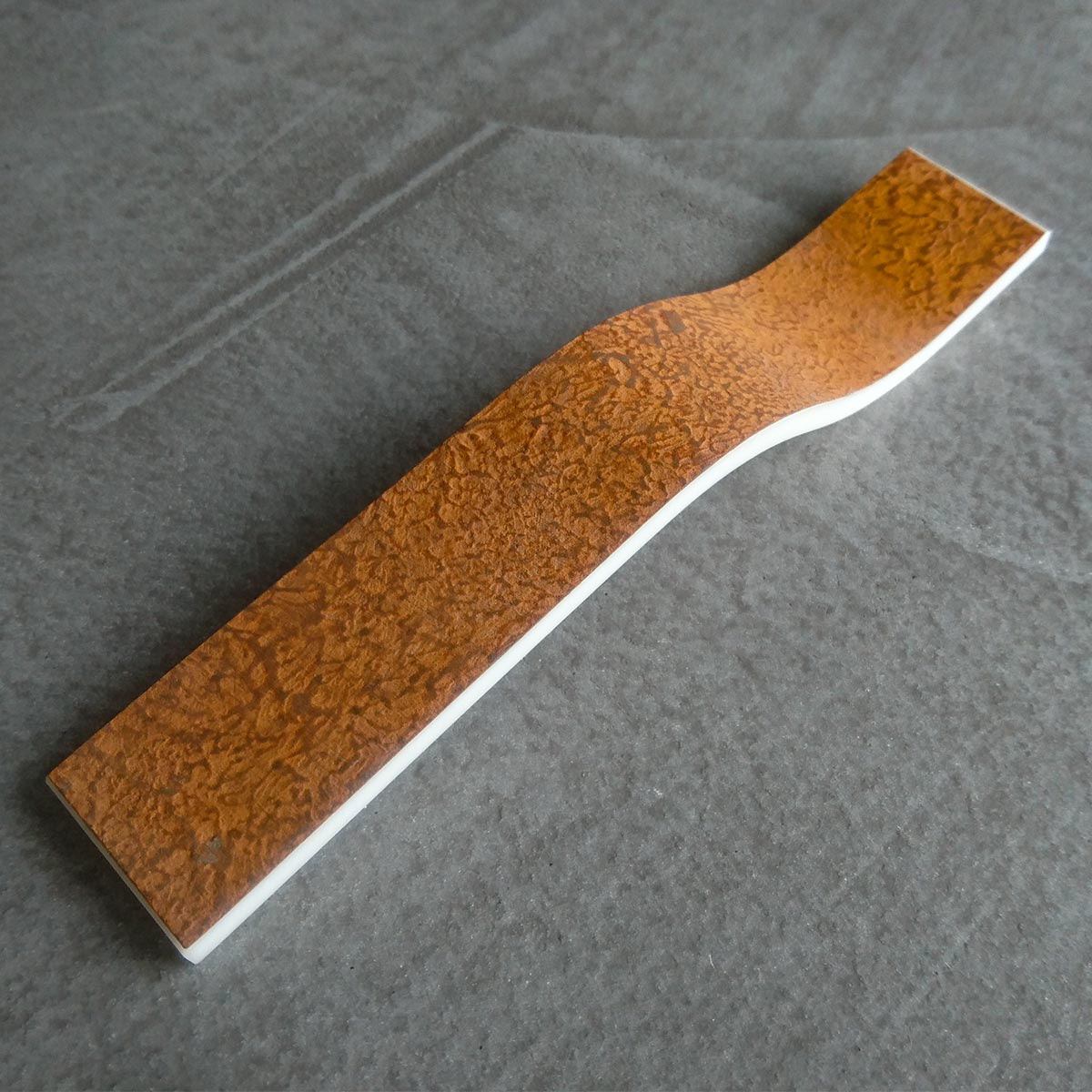 Perfekt für's Industrial Design: Cortenstahl bringt Struktur und Patina und Mineralwerkstoff-Freiformen zusammen