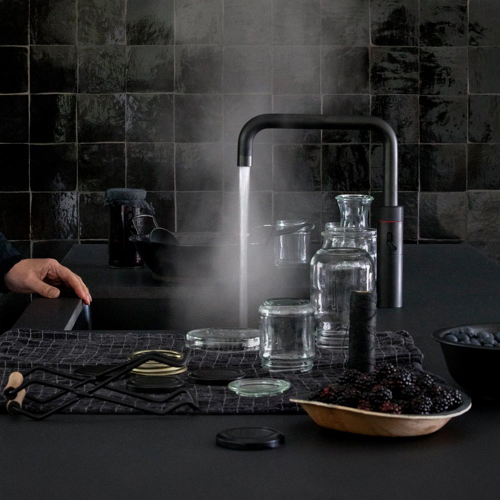 Die Universal-Armatur Quooker Fusion ist auch in trendigem matt schwarz erhältlich.