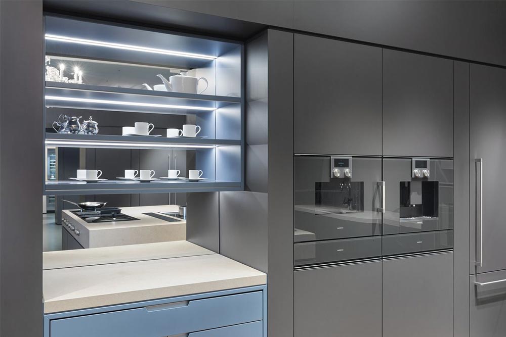 Das schlichte Design der Gaggenau Einbaugeräte harmoniert perfekt mit monolithischen Push-TO-Open-Schränken mit ebenmäßiger Oberfläche.