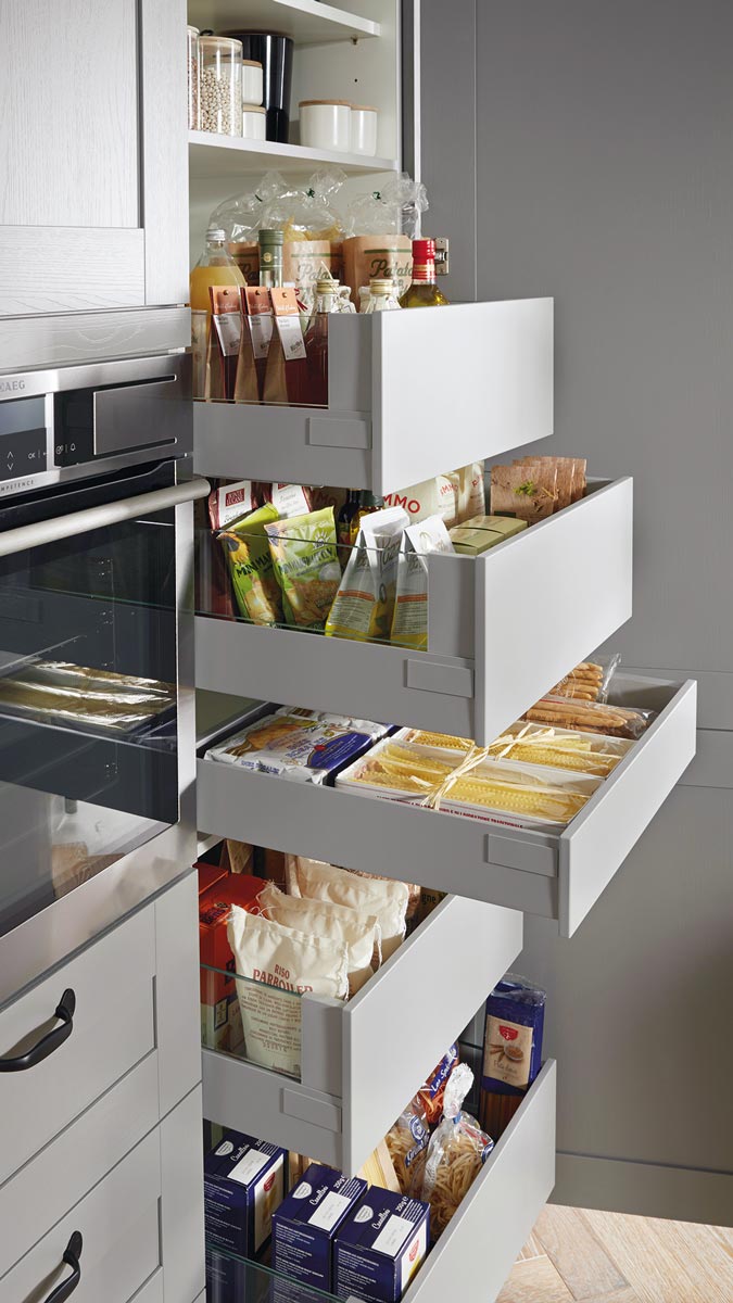Hochschrank mit Innenauszügen für optimale Organisation der Vorräte