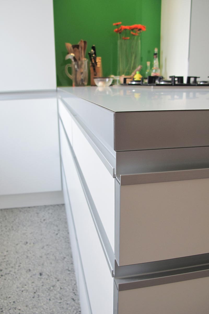 Die Kanten der Arbeitsplatten sind in Aluminium ausgeführt