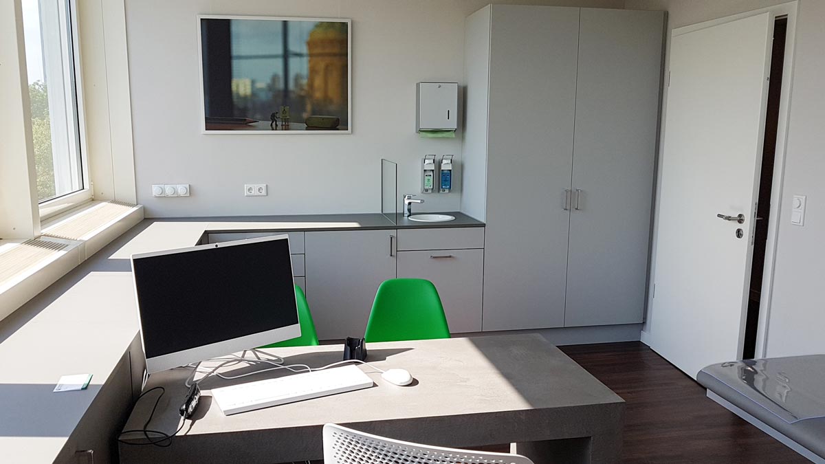 In den Komponenten sind sich die Behandlungsräume recht ähnlich: Schreibtisch in Beton-Optik, Sideboards, mit Waschbecken und Hochschränke für zusätzlichen Stauraum