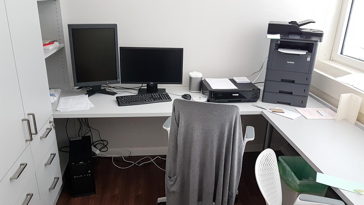 Im Büro findet sich ein großer Eckschreibtisch und zweckmäßig angeordneter Stauraum.