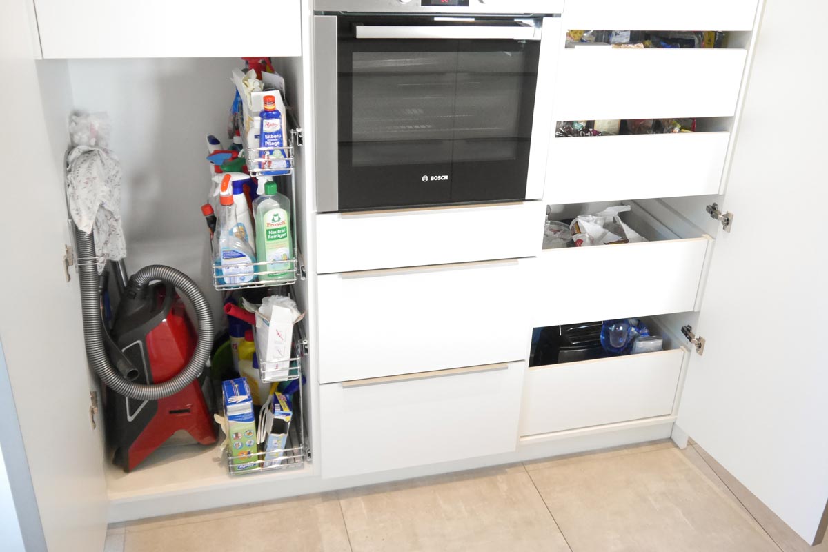 Rechts vom Backofen befinden sich zahlreiche innen liegende Schubkästen, in denen Vorräte organisiert werden können.