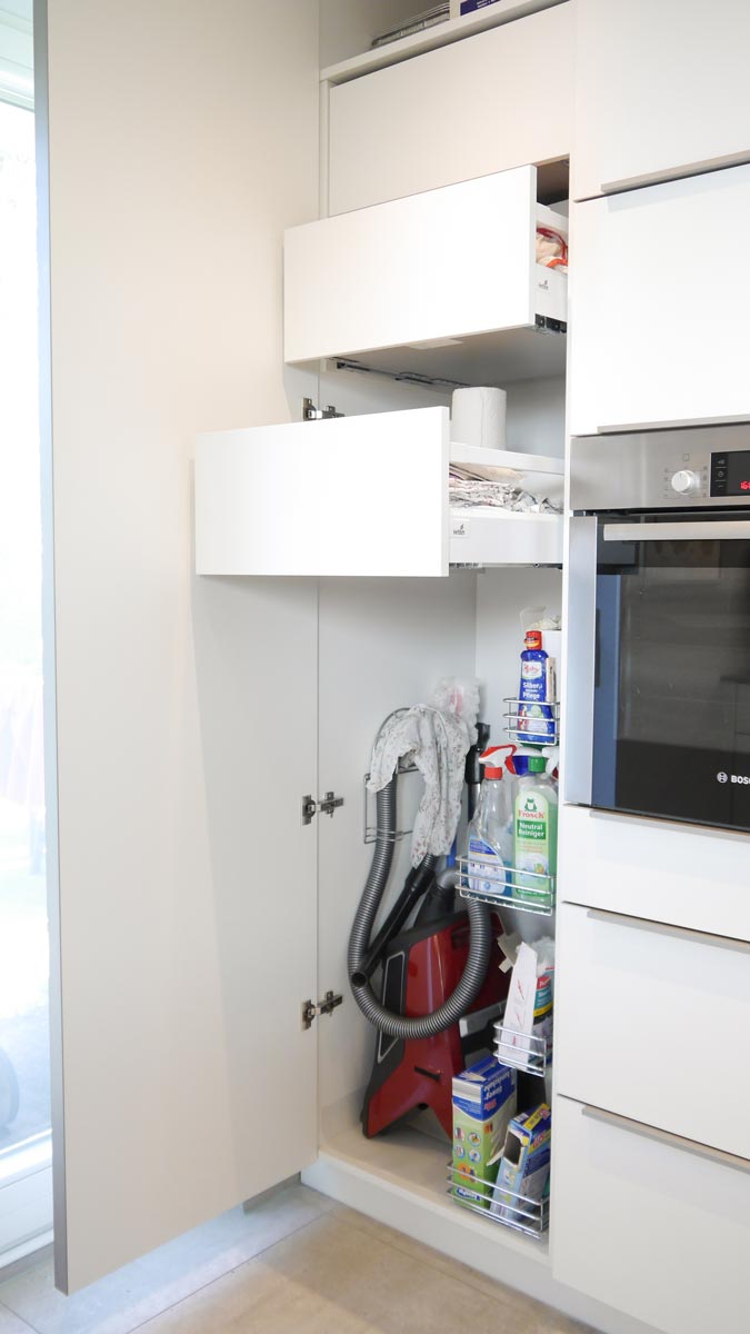 Innen liegende Schubkästen im Hauswirtschaftsschrank