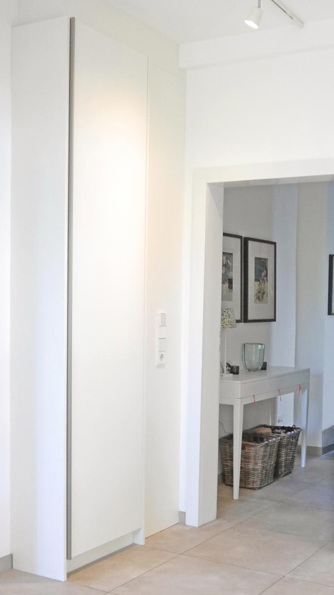 Hochschrank mit Aluminium-Griffleiste in Edelstahl-Optik