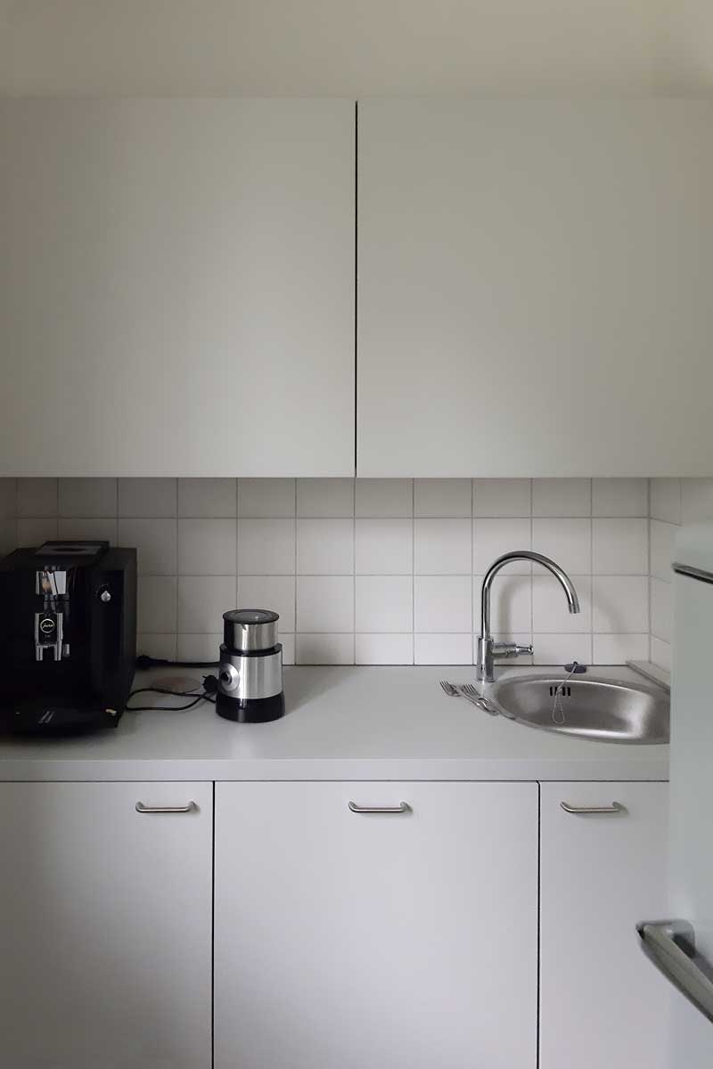 Teeküche mit einfacher, raumsparender Ausstattung