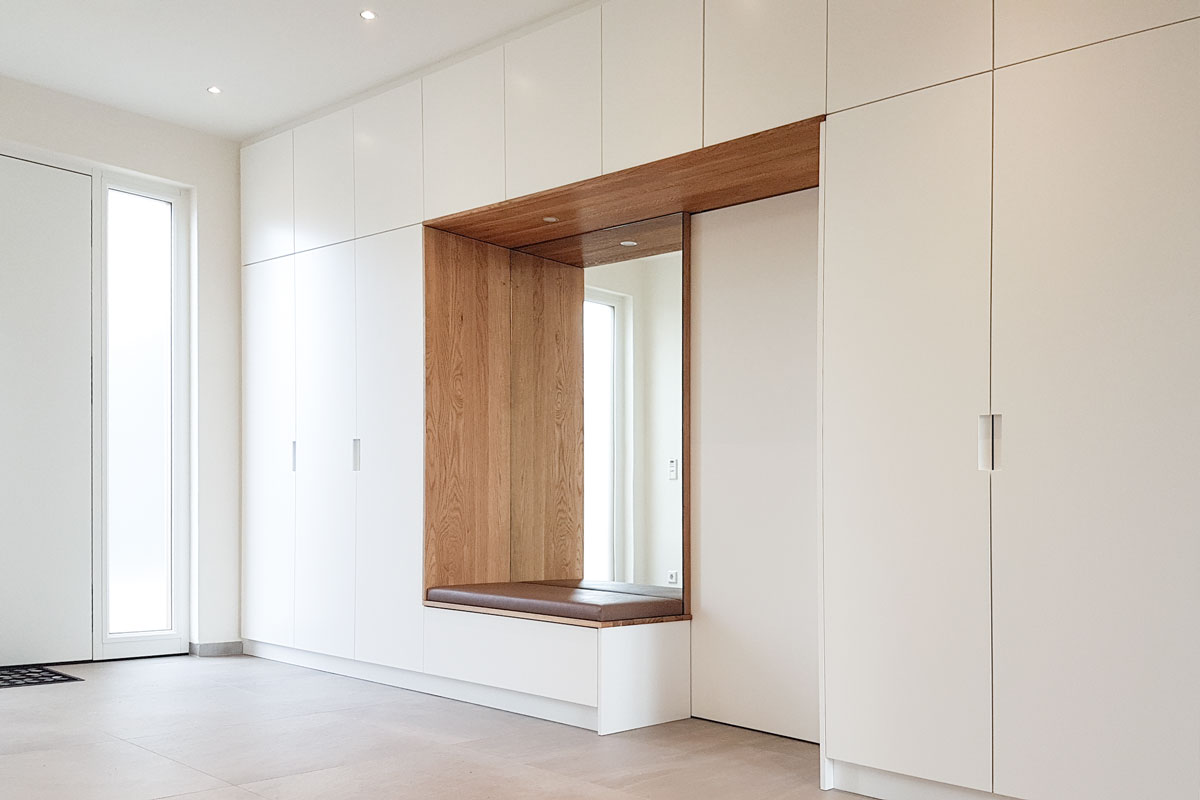 Garderobenschrank mit Sitzgelegenheit