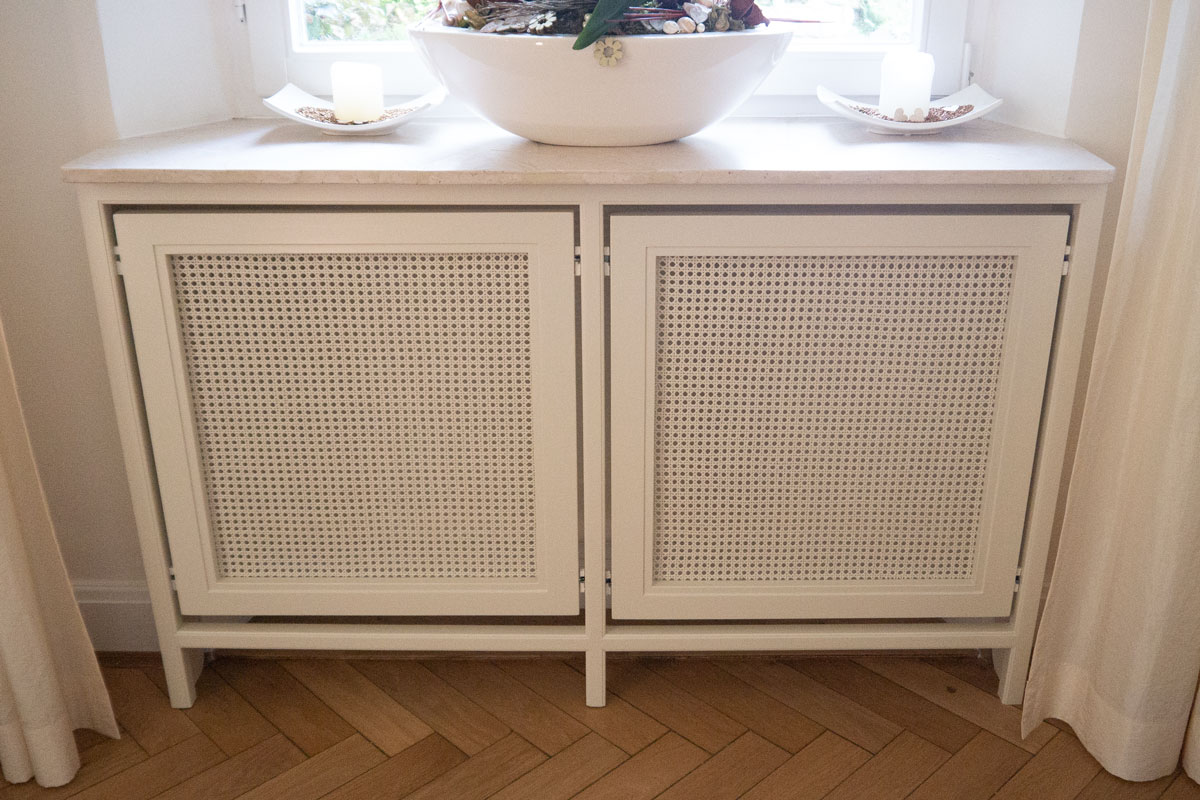 Heizkörperverkleidung im Landhausstil mit Rattangitter.