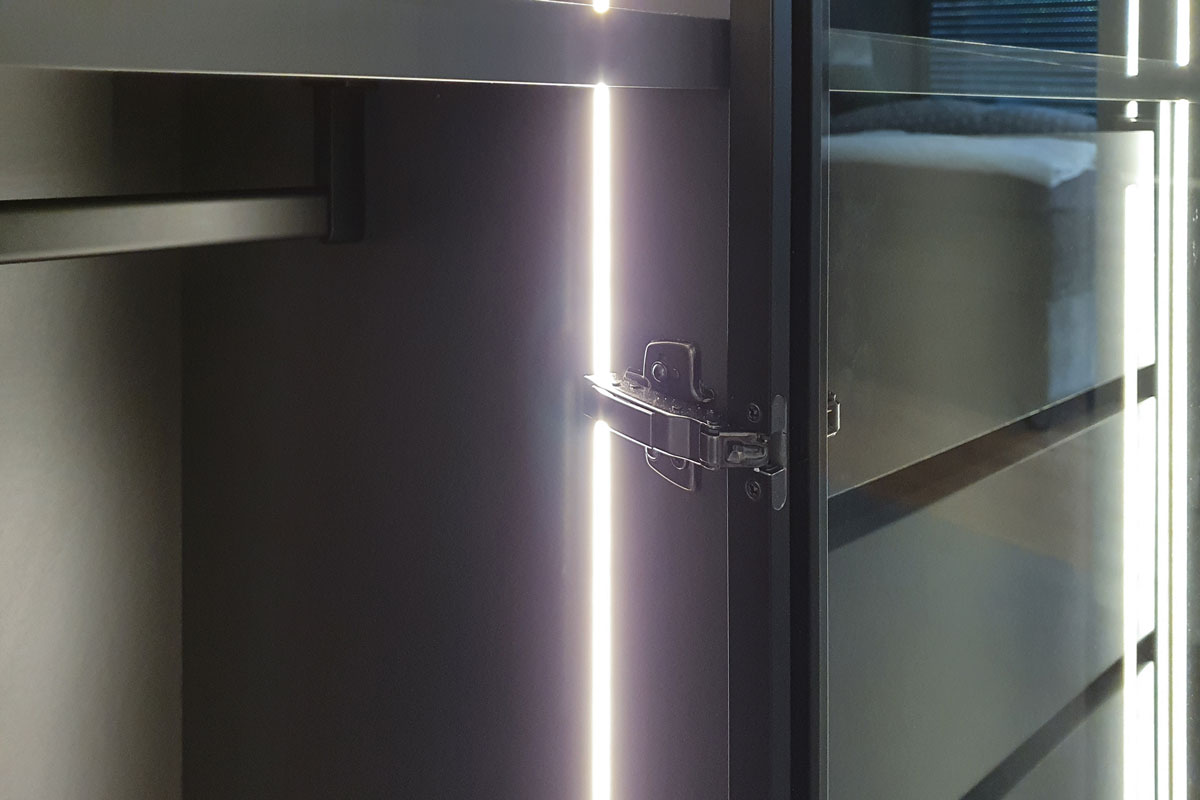 LED-Leisten sind in die Seitenwände eingelassen