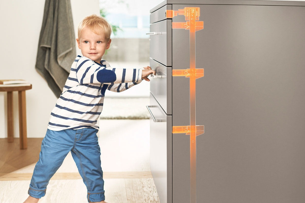 Bringen Sie Kindersicherungen an Schubladen und Türen an, die sich in Reichweite von Kindern befinden.