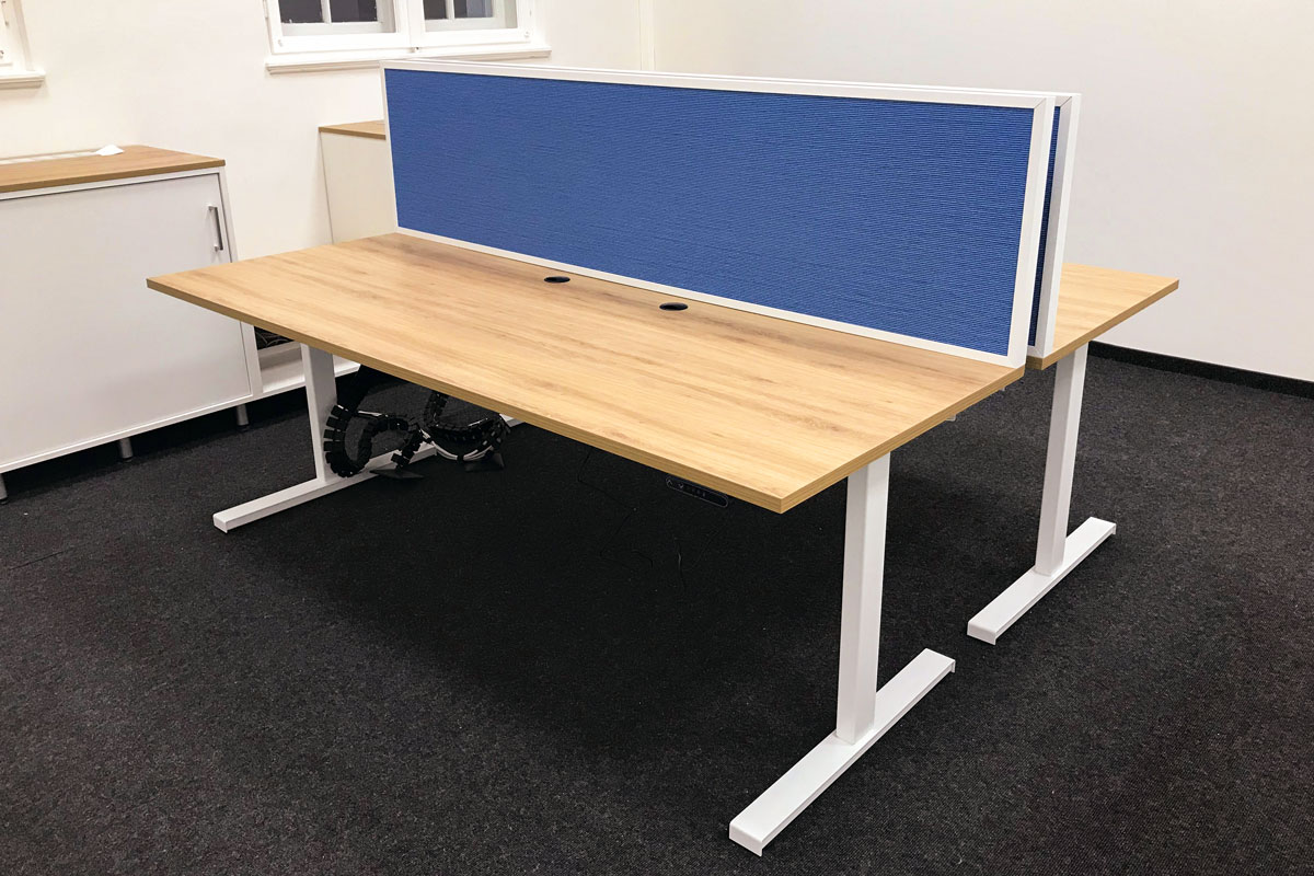 Elektrischer-Schreibtisch Schreibtisch mit Akustiktrennwand
