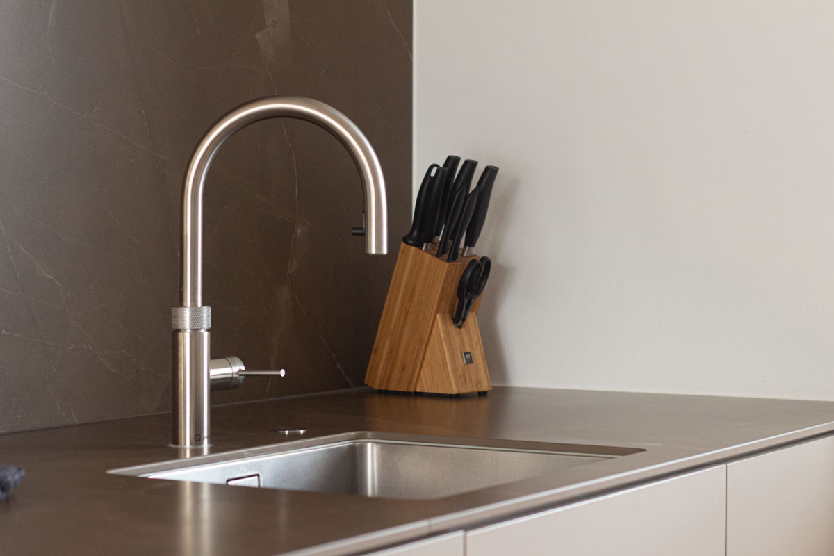 Quooker-Kochendwasserhahnsystem Das Kochendwasserhahnsystem von Quooker stellt kochendes, gekühltes stilles und sprudelndes Wasser aus der Leitung bereit.