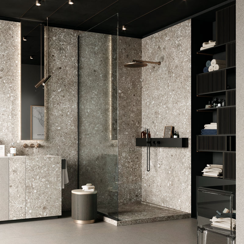 Badezimmer mit Wandverkleidung und Waschtisch aus einem Guss