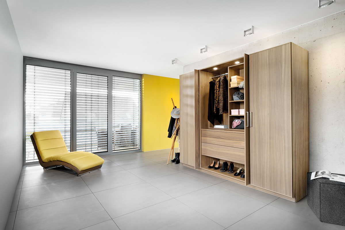 +STAGE als Kleiderschrank