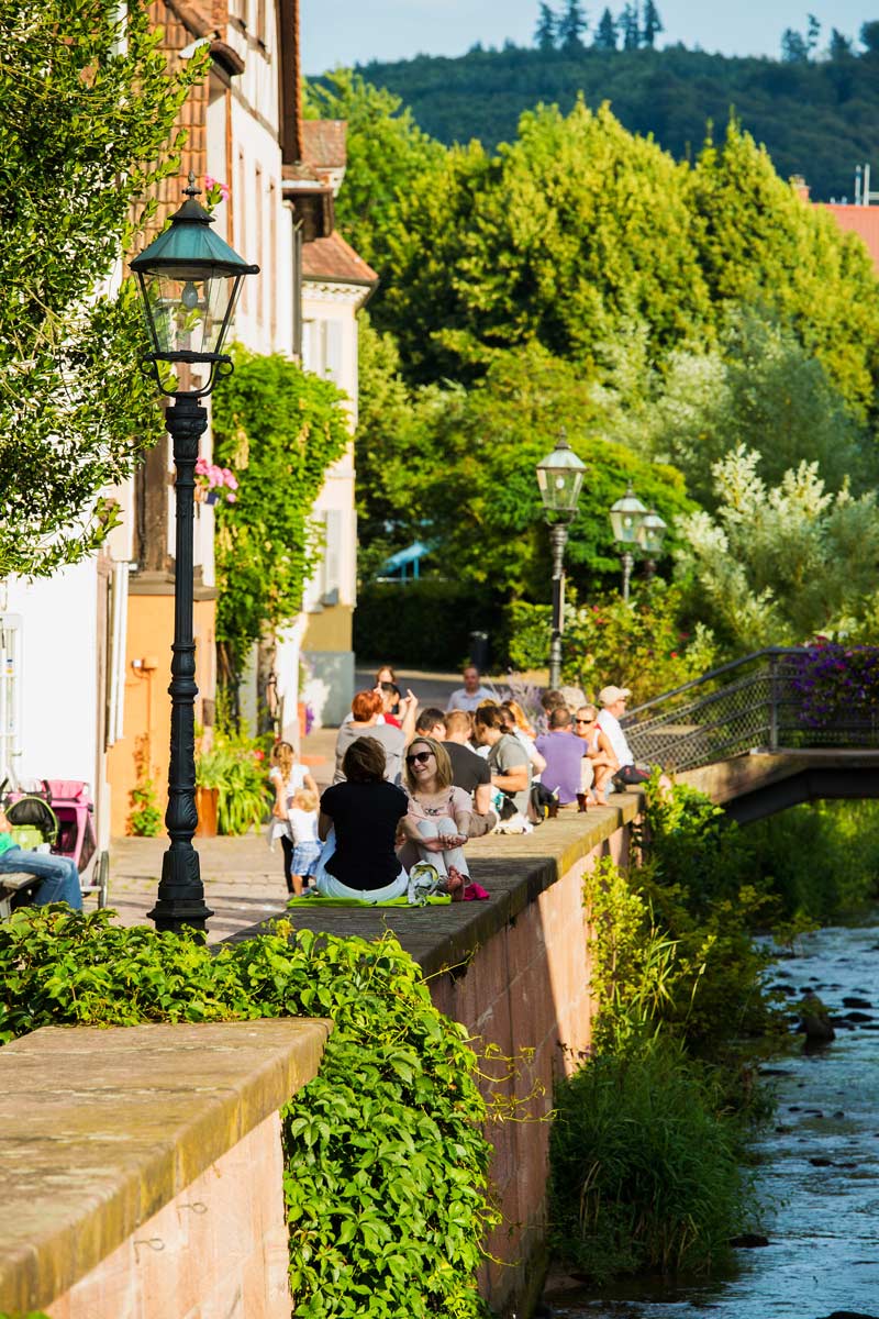 Das Albufer ist im Sommer ein beliebter Treffpunkt in Ettlingen