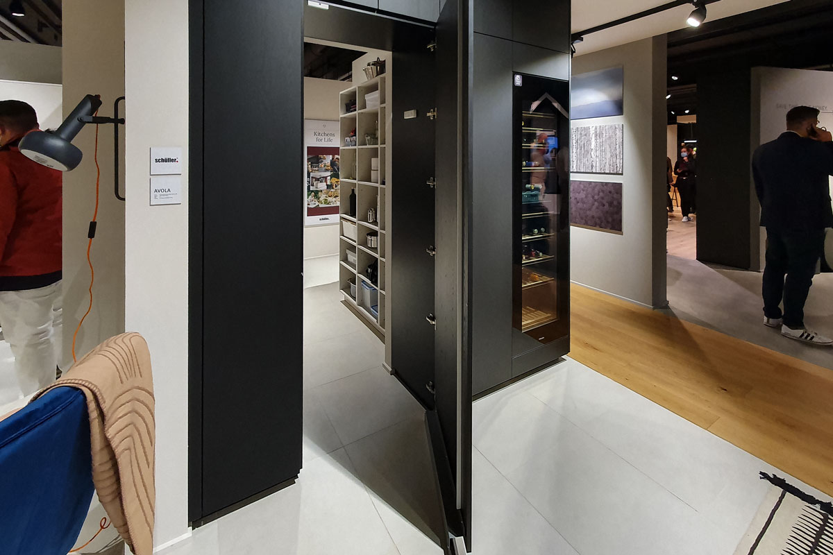 Raumhoher Schrank mit Durchgang zum Hauswirtschaftsraum