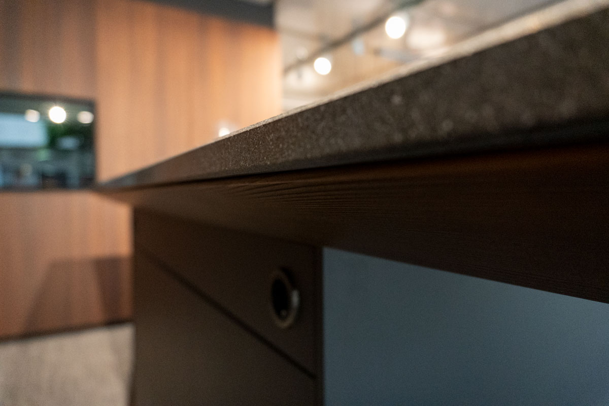 Detail: Sich verjüngende Tischkante und polierte Arbeitsplattenseite