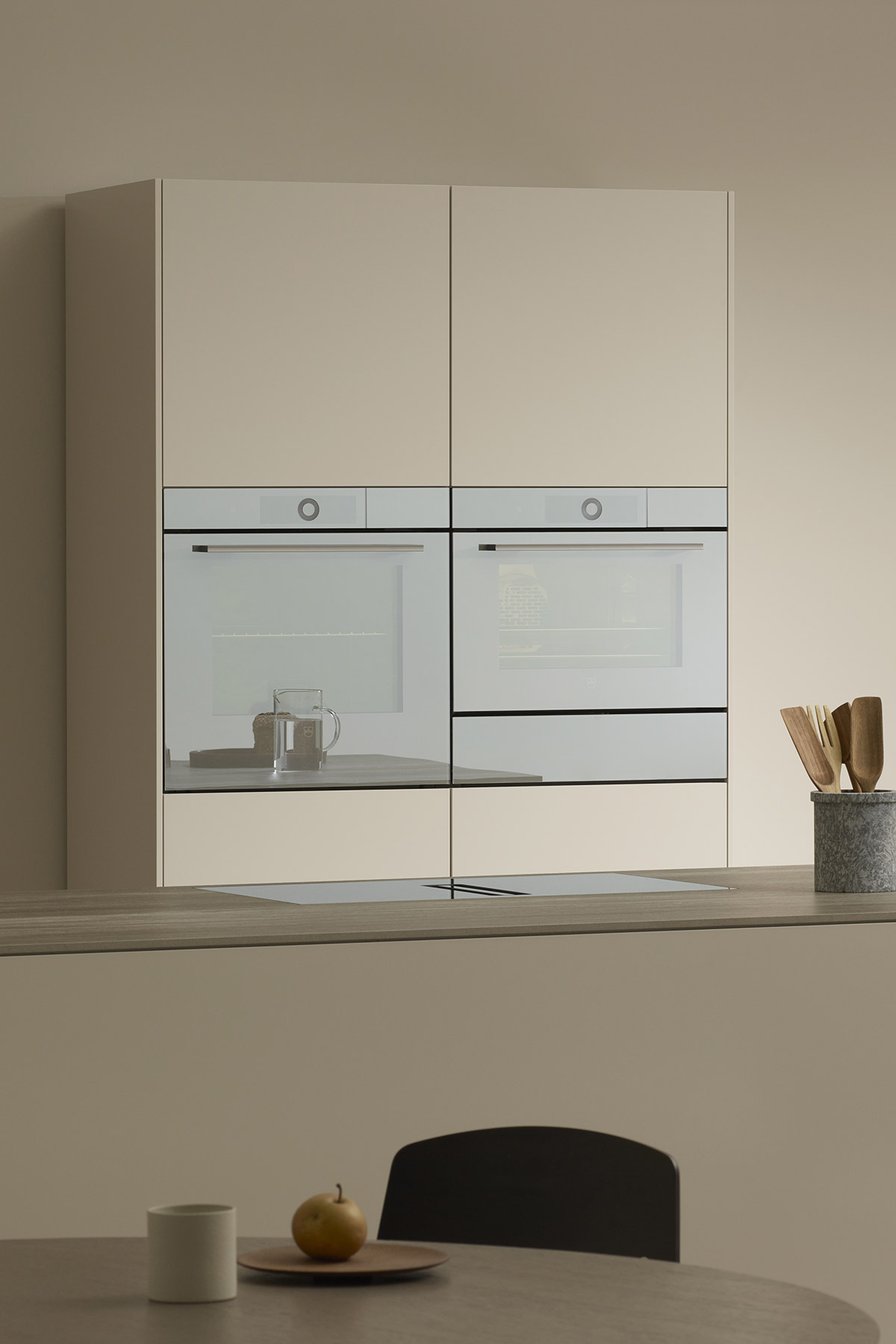 Hochschrank-hell-Ofen Die Oberflächen aus Aluminium passen ideal zu hellen Fronten