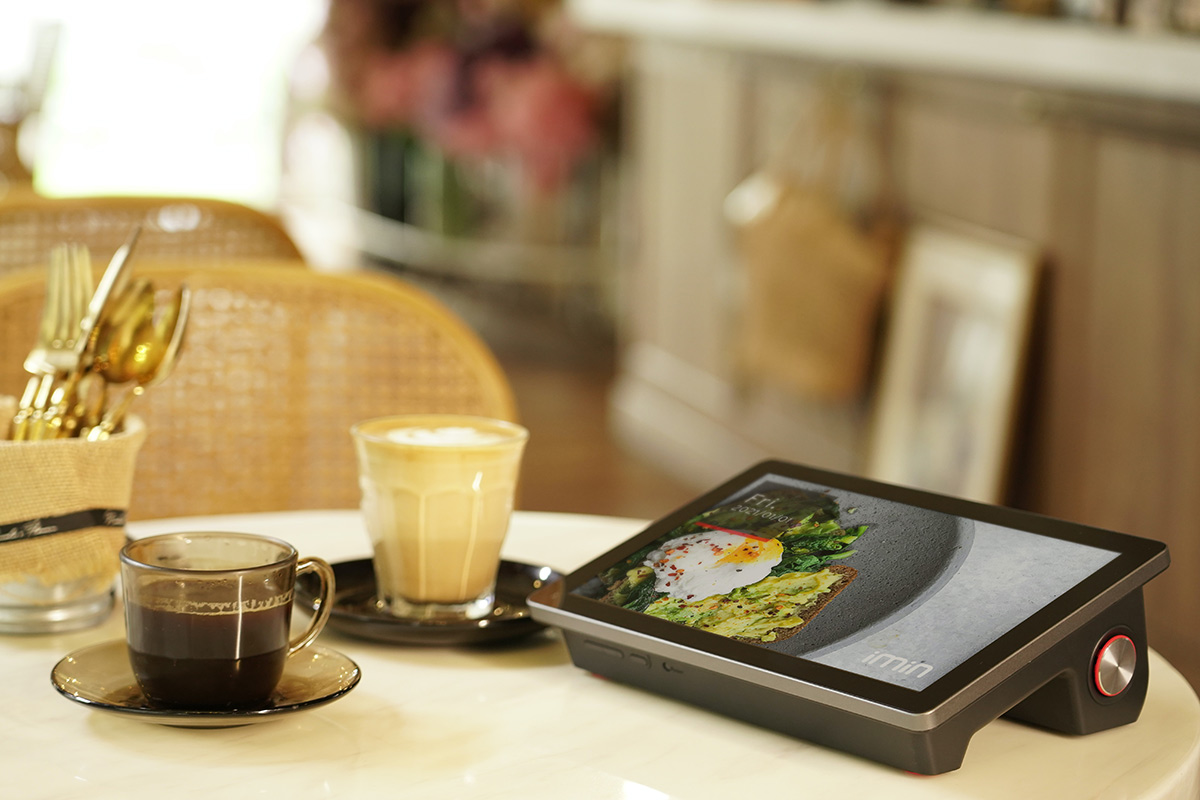 essen-bestellen-tablet Küche dunkelrot und schwarz