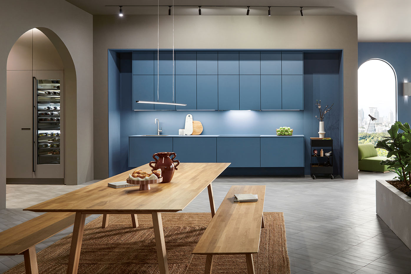 Küchentrend 2024 blaue Küche mit versteckten Elementen