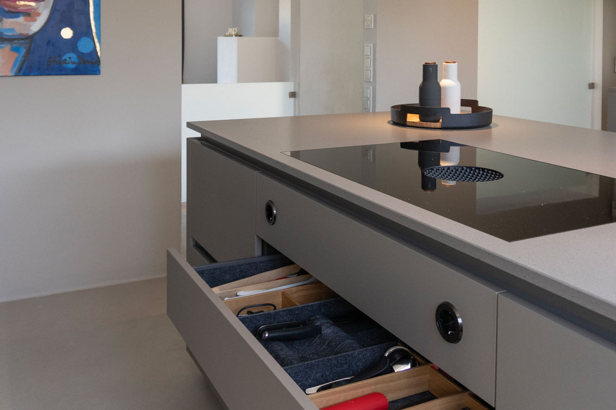 BORA-Steckdosen-next125-Designküche-mit-Hauswirtschaftsraum BORA Steckdosen liefern Strom genau da, wo er benötigt wird