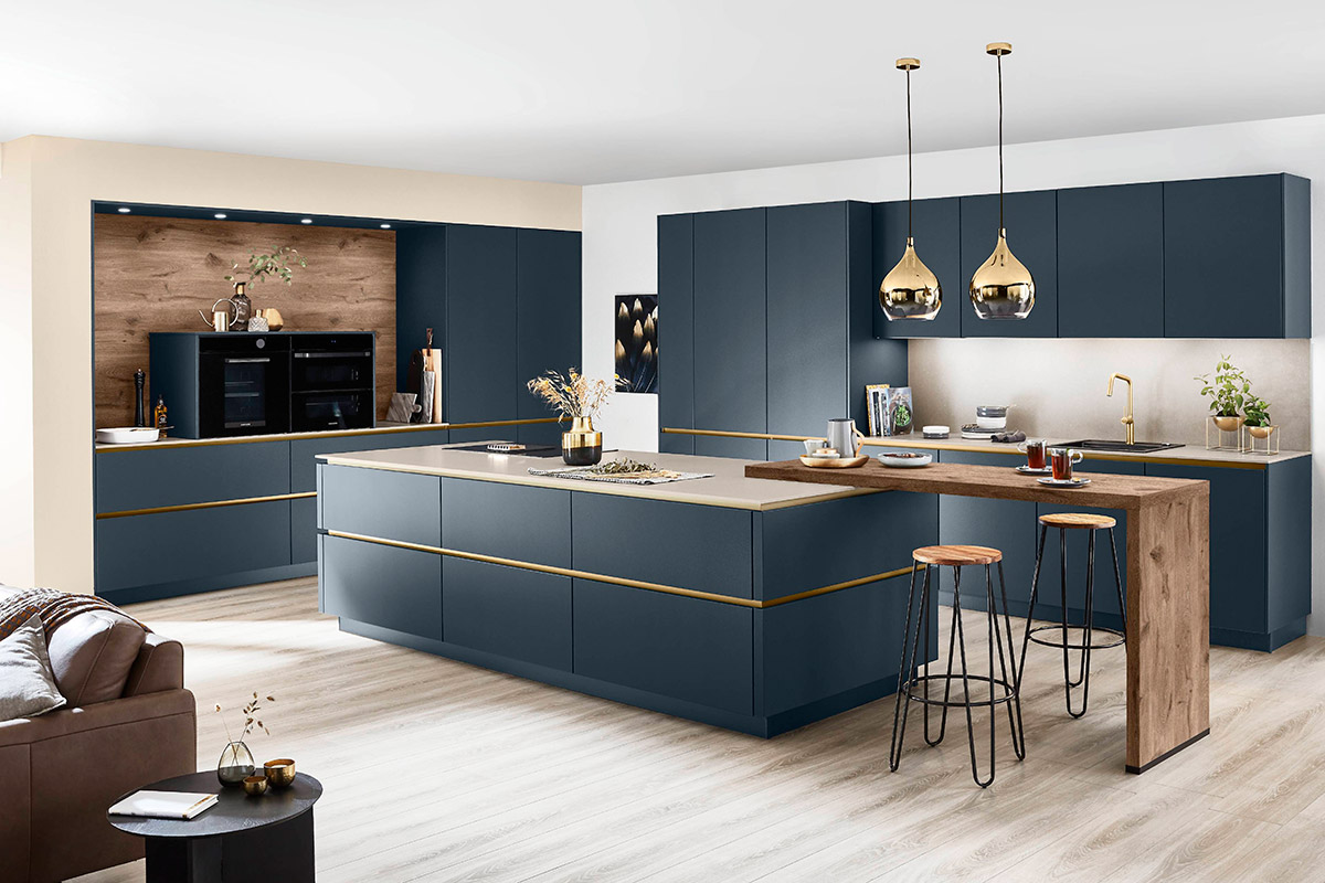 Easytouch-Küche-mit-insel-blau-und-gold Gemeinsam kochen in der Inselküche
