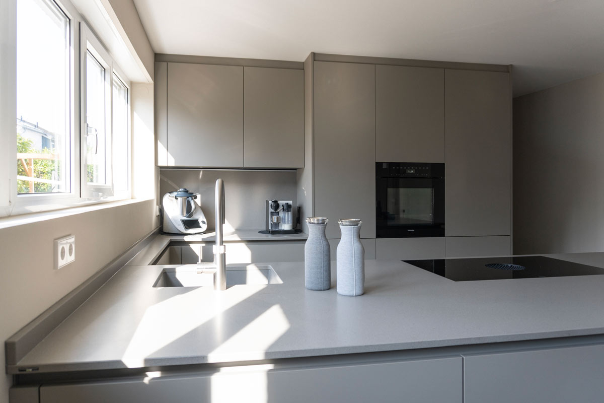 Hochschrankwand-next125-Designküche-mit-Hauswirtschaftsraum Hochschrankwand mit Nische für Küchenkleingeräte