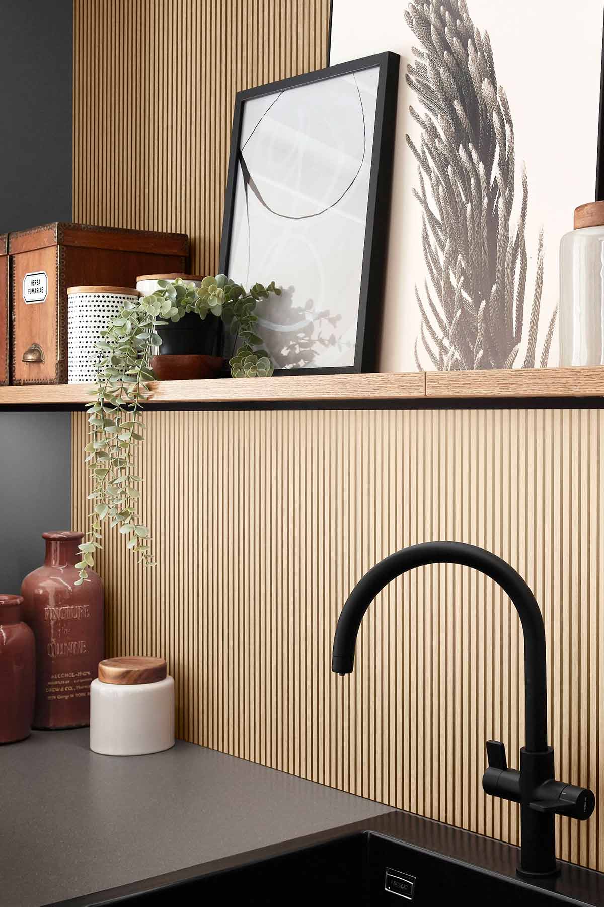 Holzdekor-Spritzschutz-Küschennische Schwarzer Wasserhahn vor Holzdekor Spritzschutz